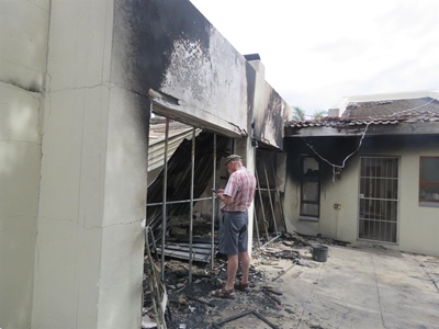 Buurman maak alarm oor brand