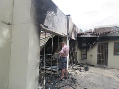 Buurman maak alarm oor brand