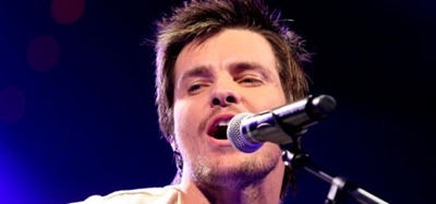 Elvis Blue sing vir Arbeidsbediening