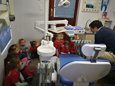 Besige Handjies se kleuters vermaak en leer