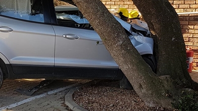Botsings by sentrum sorg vir groot skade