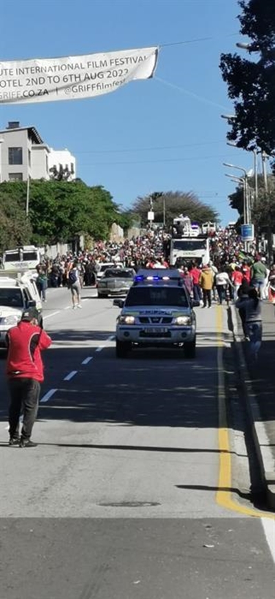 1 000 march to municipal buildings