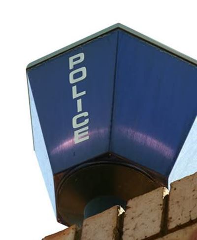 Polisiebeamptes met kriminele veroordelings steeds aan diens