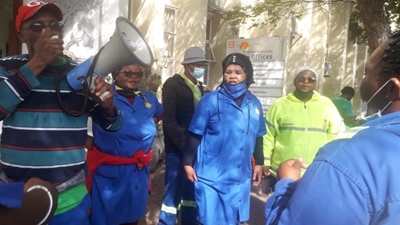 Knysna muni workers demand "danger pay"
