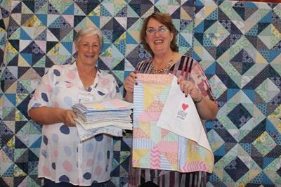 Kwilters skenk ruim aan Little Quilts Of Love