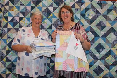 Kwilters skenk ruim aan Little Quilts Of Love