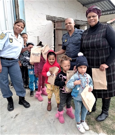 Polisie reik uit na plaaskinders