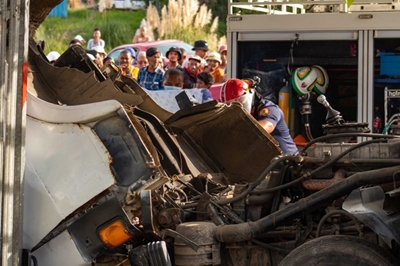 Man survives truck crash with light injuries