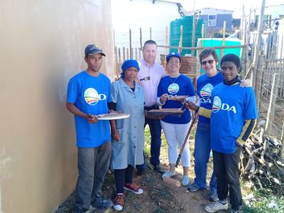 DA doen hul deel vir Mandeladag