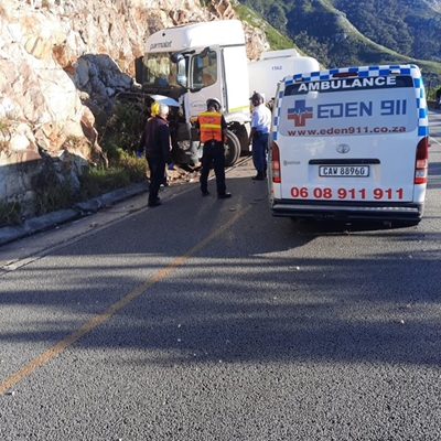 Accident in pass, one lane open