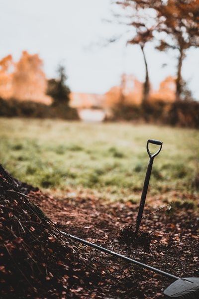 Man attacks fellow workers with spade