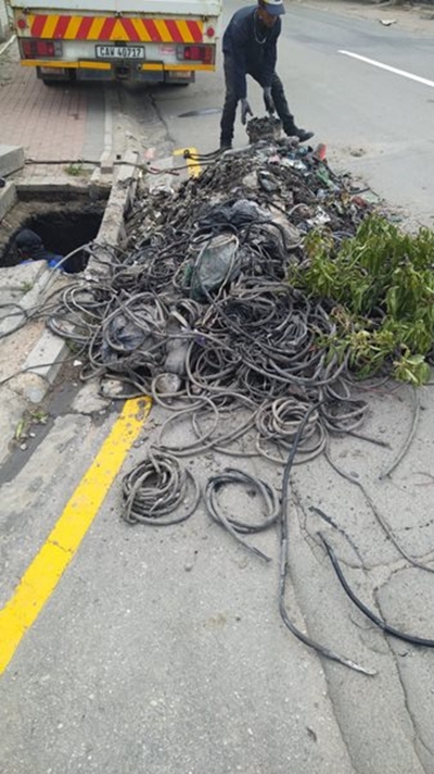 Verstopte stormwaterdreine en kabeldiefstal lei tot groot skade 