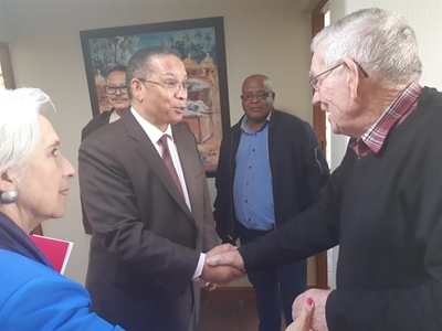 Minister steek kers op by seniors