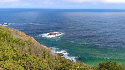 Man’s body and car wreck found in the water at Voëlklip