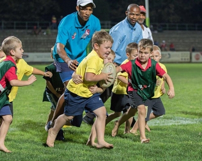 Rugby-afrigting bou kinders op