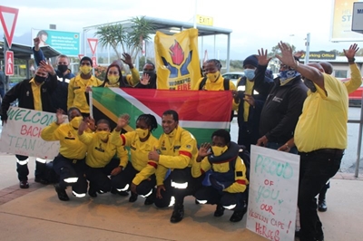 Firefighters welcomed back from Canadian fires