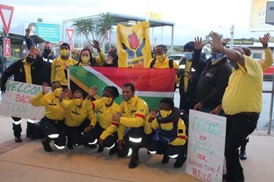 Firefighters welcomed back from Canadian fires