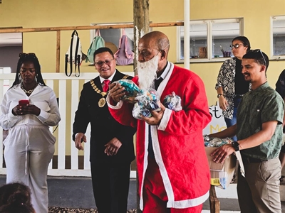 Burgemeester trakteer kinders