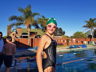 Sonnige Minke gaan harte en swemtye verower