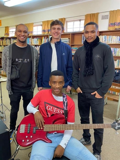 Oud-Kwagga woeker met sy musiektalent