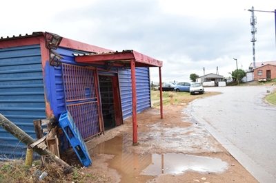 Men rob KwaNonqaba shop