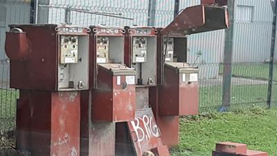 Vandale vier fees met kapbyle in stootwaentjies