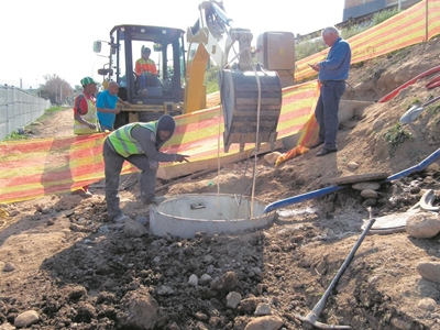 Vee vrek weens riool in rivier