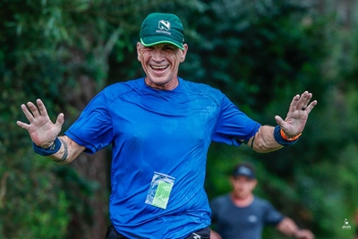 Atlete geniet 'n draffie in die bos
