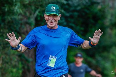 Atlete geniet 'n draffie in die bos