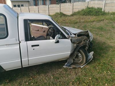 Taxi en bakkie in botsing