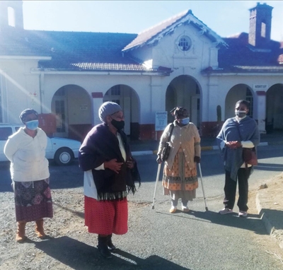 Hopestraat-gogo's oorkom vrese vir Covid-inspuitings