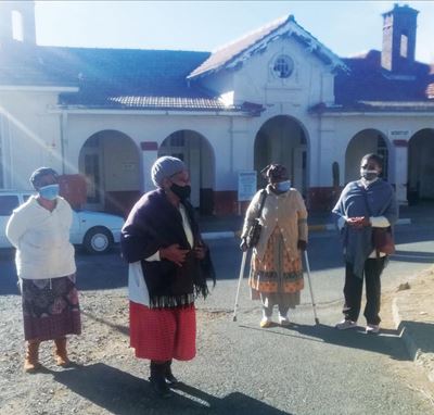 Hopestraat-gogo's oorkom vrese vir Covid-inspuitings