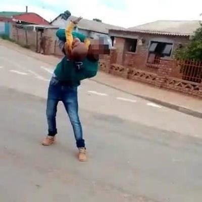 Man wat kind rondswaai se saak na streekhof oorgeplaas