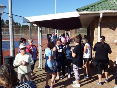 Hartenbos-tennisklub bederf spelers op Vrouedag