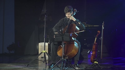 Jovann Rocher graces Kunstetreffers stage
