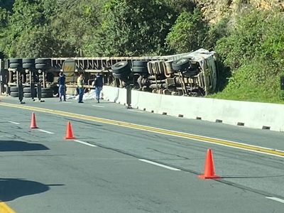 Truck overturns in Kaaimans Pass