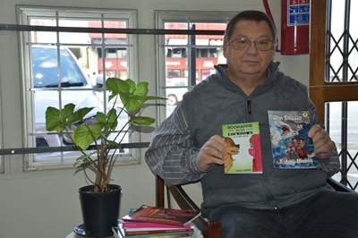 Plaaslike skrywer skenk boeke