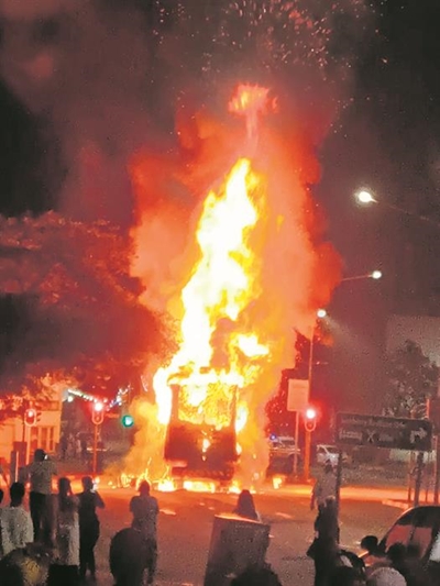 Vragmotor slaan aan die brand met  R1 274 000 se vrag