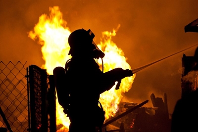 Een dood, 30 dakloos na brand 