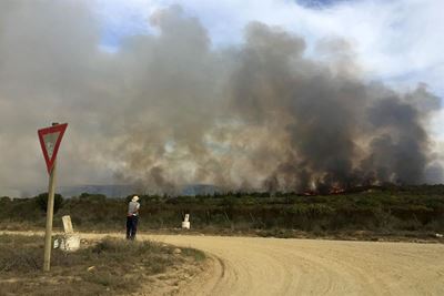 Brand onder beheer, maar smeul nog