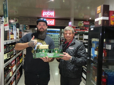 Oudtshoorn se wenbaard glimlag oor bier