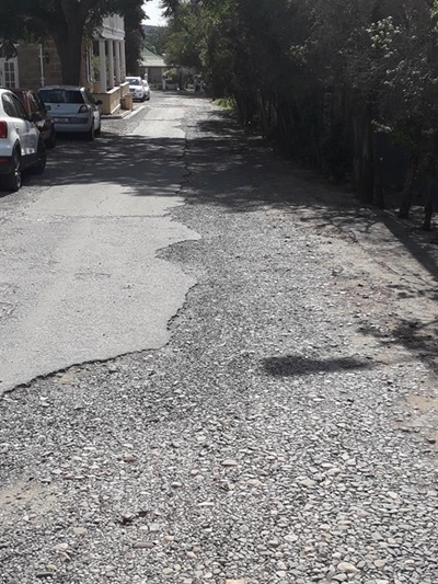 Bejaardes vra dat straat herstel word
