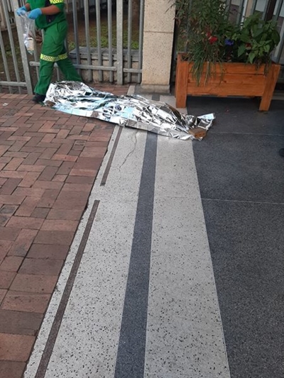 Man sterf op polisie se stoep