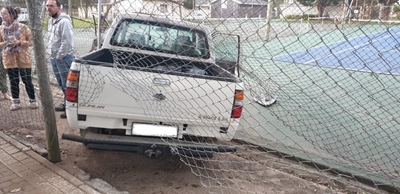 Bakkie beland op tennisbaan