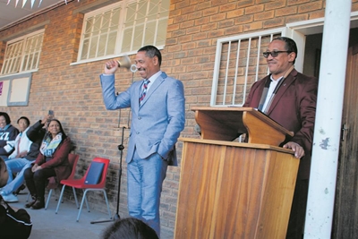 Rooi tapyt uitgerol vir skoolhoof wat tuig neerlê