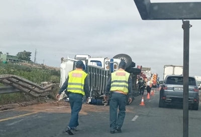 N2 partially open after truck overturned