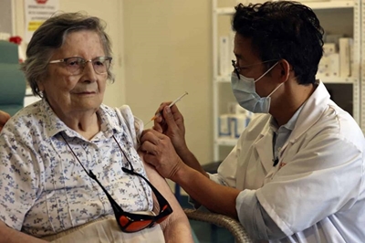 France suspends 3,000 unvaccinated health workers