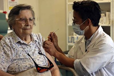 France suspends 3,000 unvaccinated health workers