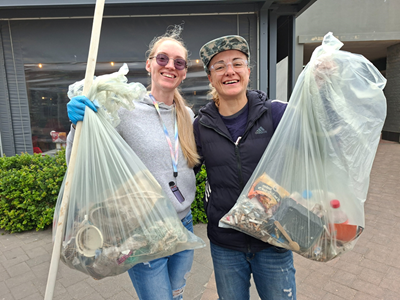 Vrywilligers maak Hartenbos se strand skoon