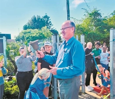 Hoekwil Primary bids fond farewell to Principal Flippie Grobbelaar